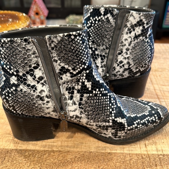 Blondo snakeskin print waterproof boots size 8M. Only worn once, these r… - Picture 5 of 10